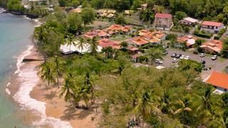 La digue et le port de Deshaies