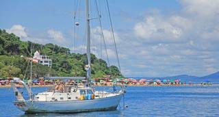 Voiliers dans la baie de Deshaies
